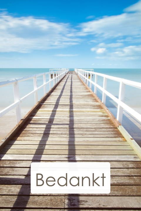 Dankbetuiging man of vrouw met houten brug naar zee en blauwe lucht