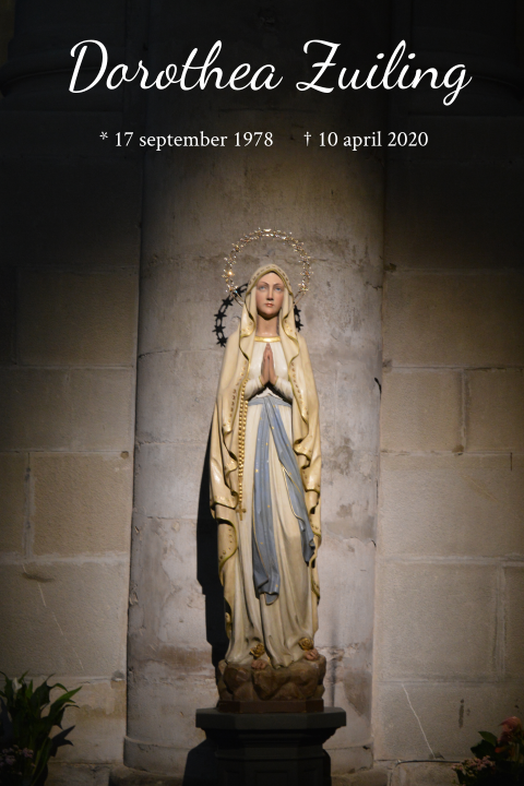 Religieuze herinneringskaart met beeld van biddende vrouw
