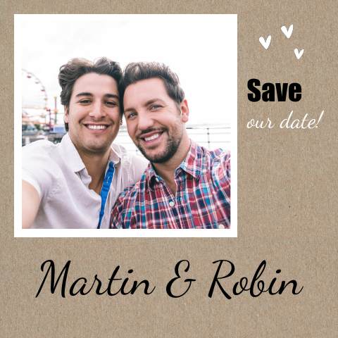 Save the Date Karte auf Kraftpapier mit Ihrem Foto und kleinen Herzen