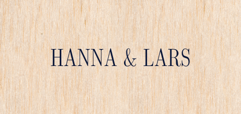 Hochzeitseinladung auf echtem Holz mit ausdrucksstarker Schrift