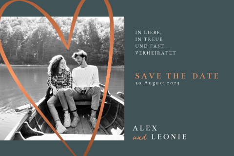 Save the Date Karte mit grünem Hintergrund und großem Herzen: "Amore"