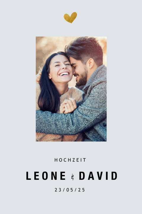 Hochzeitseinladung mit grauem Hintergrund, goldenem Herz und Bild