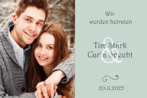 Stilvolle Hochzeitseinladung mit grünem Hintergrund und Foto