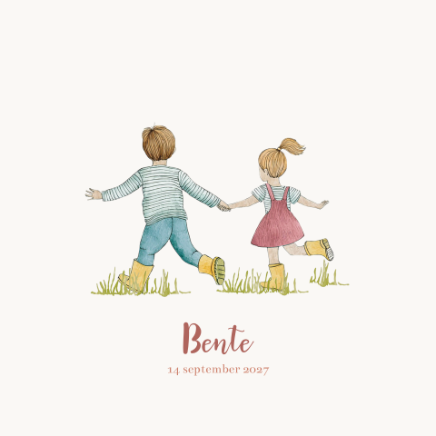 geboortekaartje broertje en zusje rennen door gras