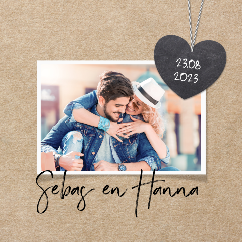 Speelse foto trouwkaart met hartjes hanger