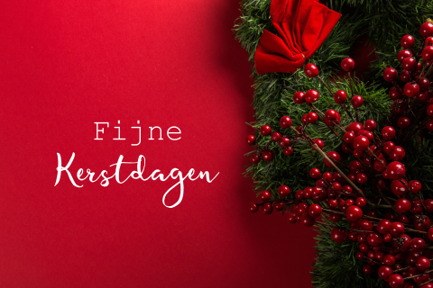 Klassieke kerstkaart met takjes op rood achtergrond