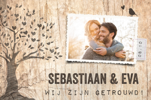 Stoere trouwkaart met een illustratie van boom op hout-look en foto