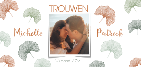Trendy panorama trouwkaart met ginkgoblaadjes en tekst in hoogglans