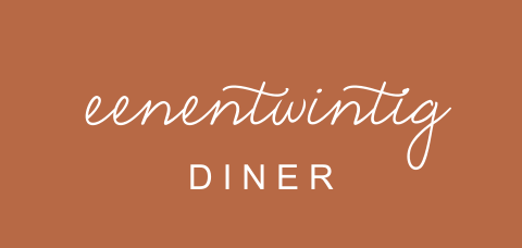 Trendy uitnodiging voor 21 diner met hippe typografie op roestbruin