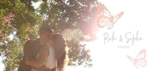 Romantische uitnodiging bruiloft met een foto en roze vlindertjes