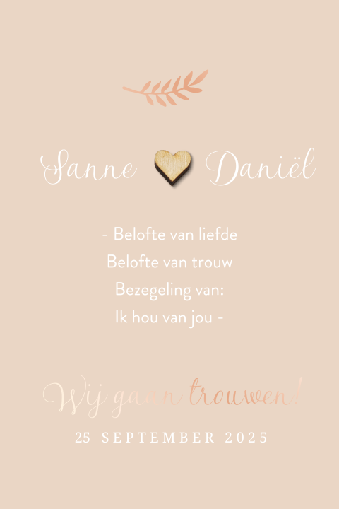 Stijlvolle roségoudfolie trouwkaart met takje en houten hartje