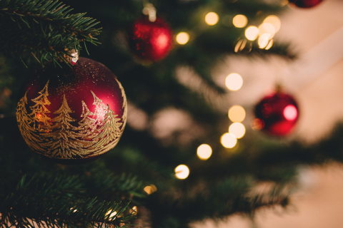 Kerstkaart met kerstbal in kerstboom