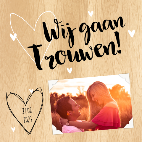 Hippe trouwkaart met foto en hartjes op houten achtergrond
