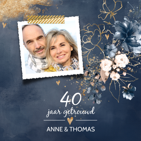 Chique jubileumkaart met bloemen en goud-look