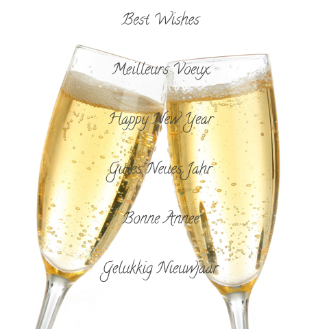 Feestelijke kerstkaart met champagneglazen
