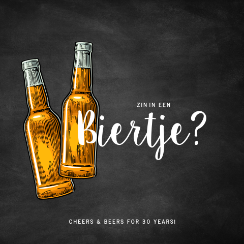 Verjaardagsuitnodiging met biertjes op donkere achtergrond