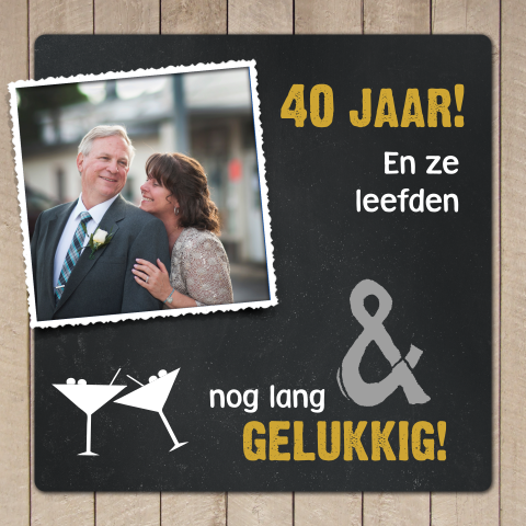 Uitnodiging jubileum 40 jaar met cocktail glazen, krijtbord en hout