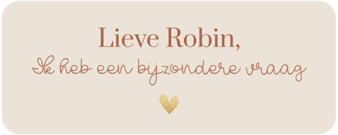 Minimalistische beige sticker met roodbruine tekst en gouden hartje