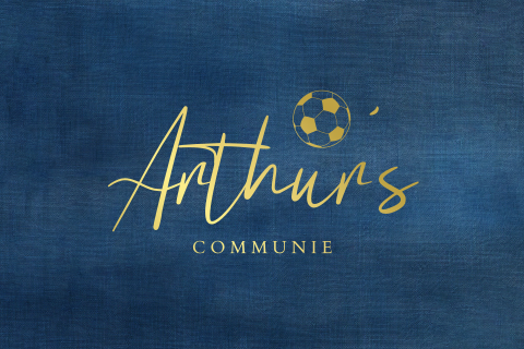Communiekaart met voetbal en naam in goudfolie op blauw
