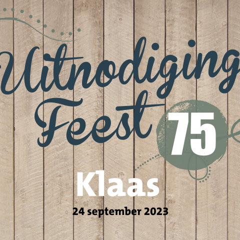 Uitnodiging 75 jaar met houten achtergrond