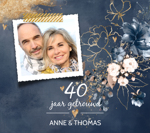 Stijlvol jubileumkaartje met foto en bloemen in goudlook op krijtbord