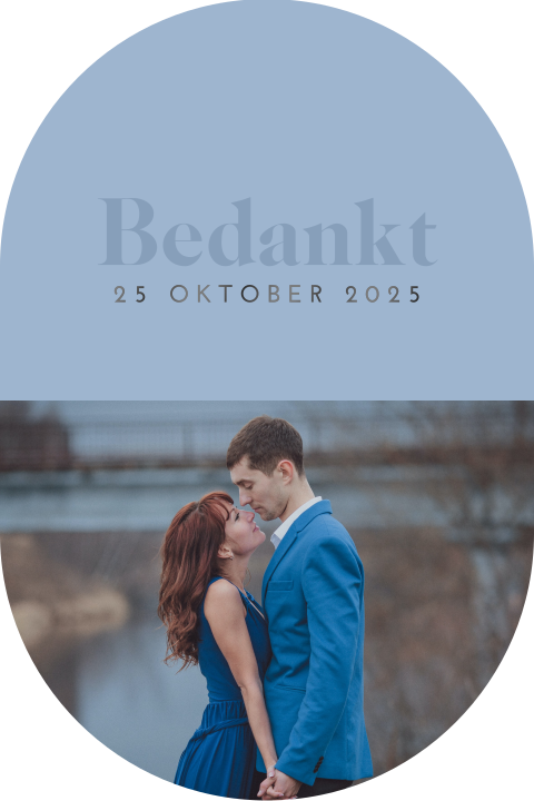 Originele bedankkaart in ovale vorm met foto en blauw
