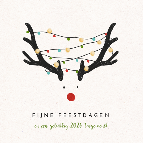 Originele kerstkaart met rendier en gekleurde lampenslingers