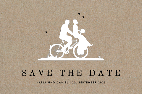 Save-the-date Kraftpapierkarte mit dem Brautpaar auf einem Fahrrad