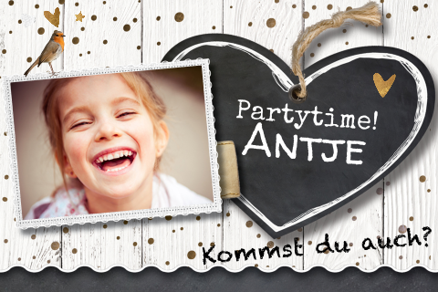 Einladung zum Kindergeburtstag Mädchen mit Tafellook und Herz