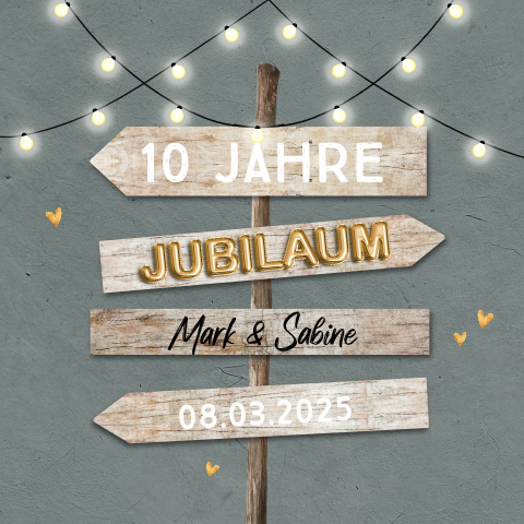 Einladung zur Rosenhochzeit mit Wegweiser und Lampengirlanden