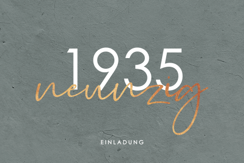 Einladung zum 90 mit dekorativem grauem Hintergrund