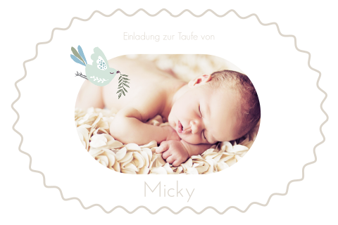 Eine ovale Einladung zur Taufe mit einem Foto Ihres Babys