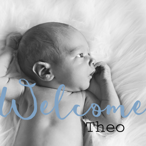 Quadratische Babykarte mit Foto und verspielter blauer Schrift