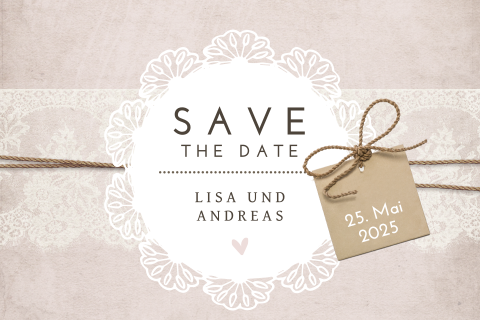 Klassische Save-the-date-Karte mit weißer Spitze und Kraftetikett