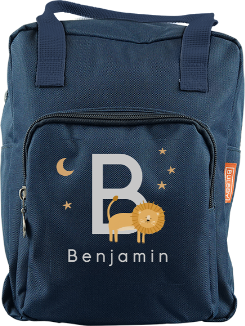 Schultasche mit Initialen, Löwen und Nachthimmel