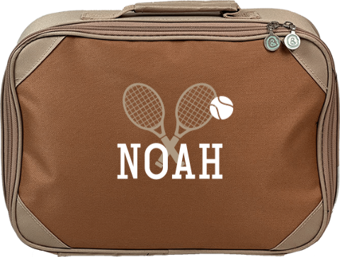 Schlichter Koffer mit Tennisschlägern und Namen