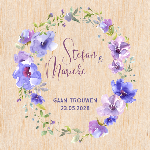 Houten trouwkaart met paarse bloemenkrans in waterverf