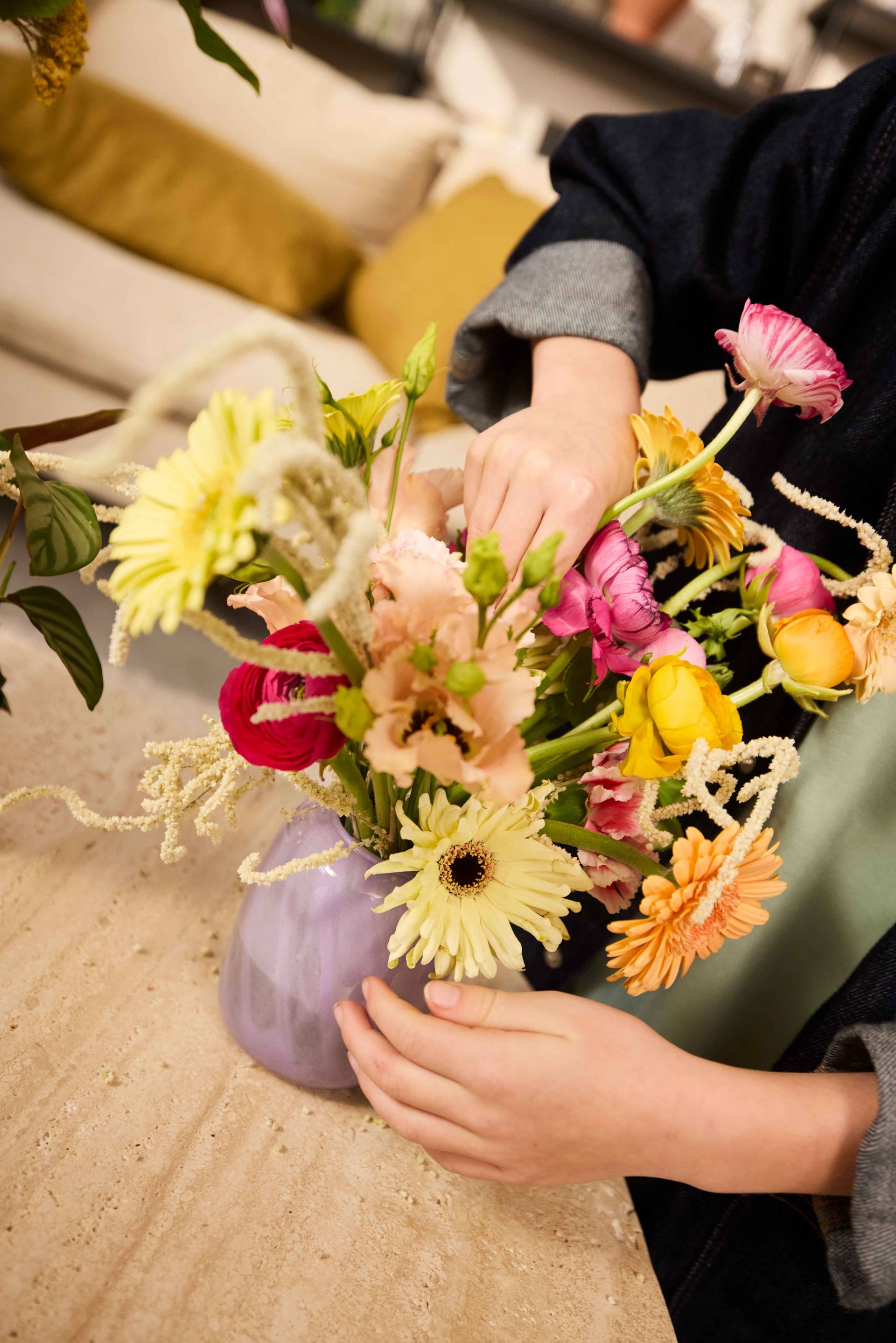 Bos bloemen in de woonkamer met Gerbera en Ranonkel