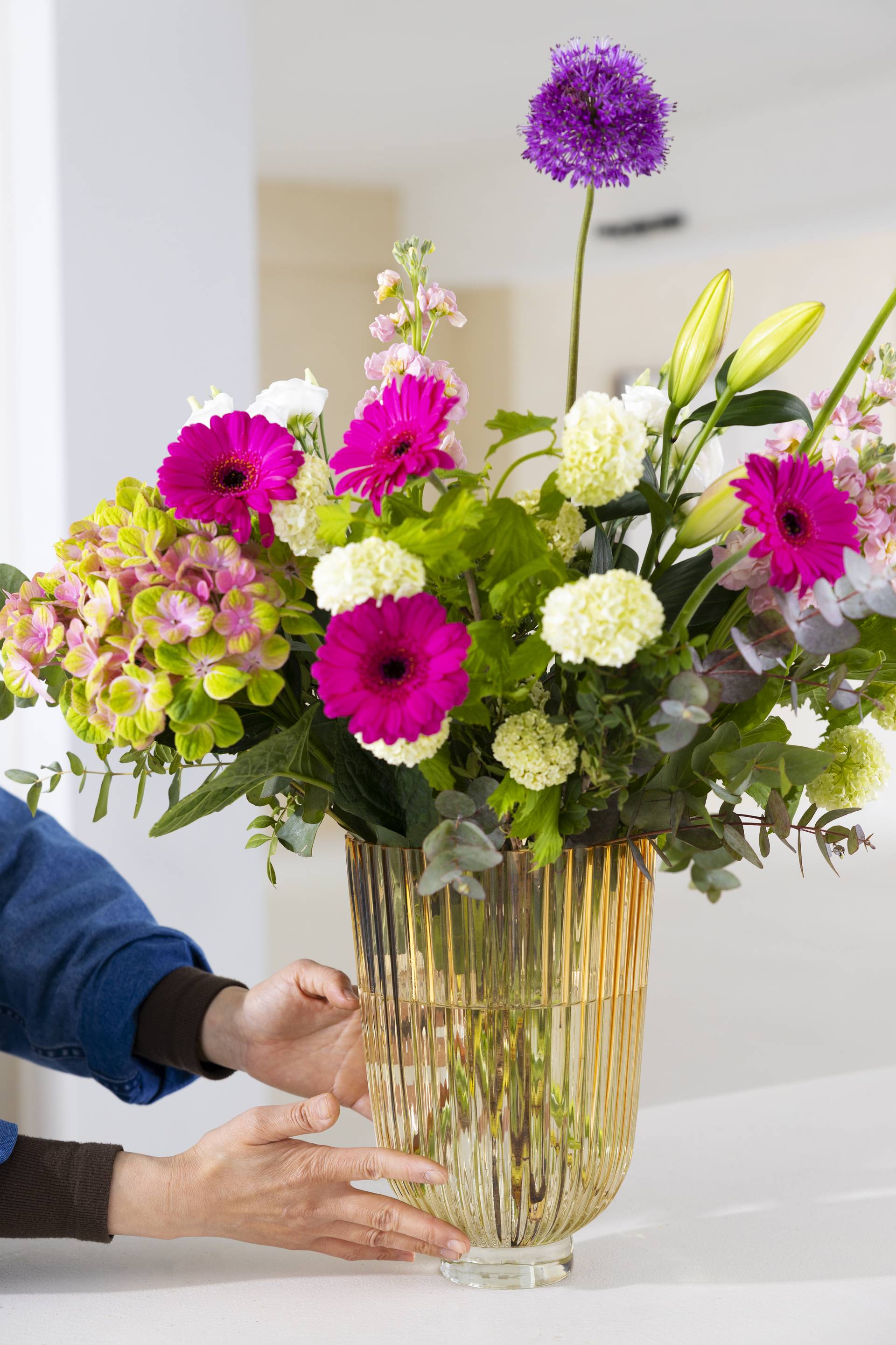 Boeket met handen WNMF - paars roze groen hortensia, gerbera, allium