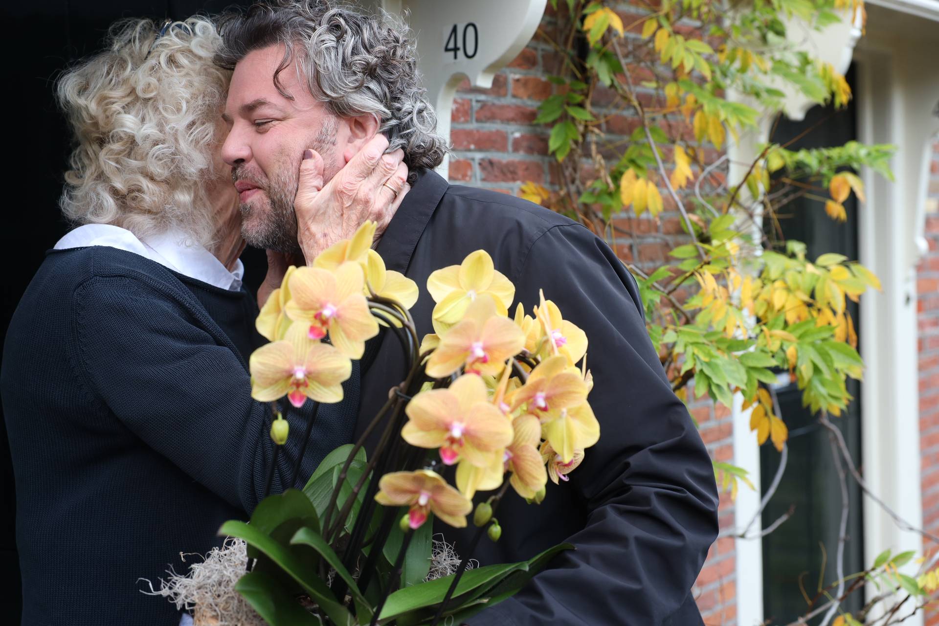 nick verrast oma met bloemen