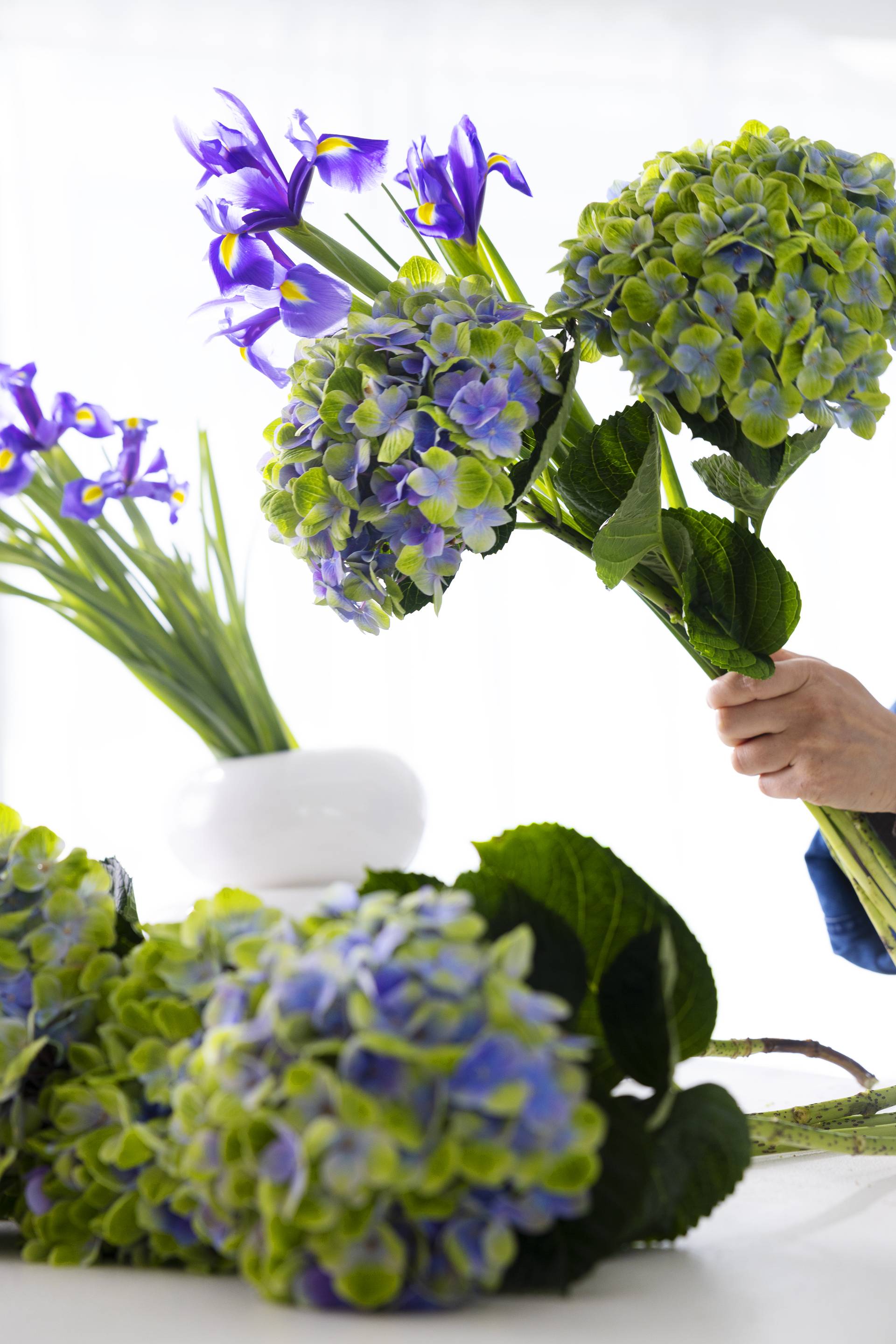 Bloemschikken met hortensia en iris