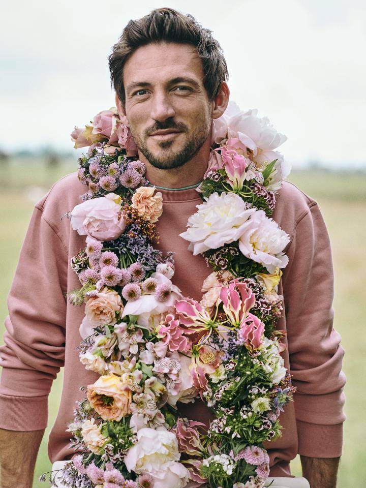Man met bloemenketting