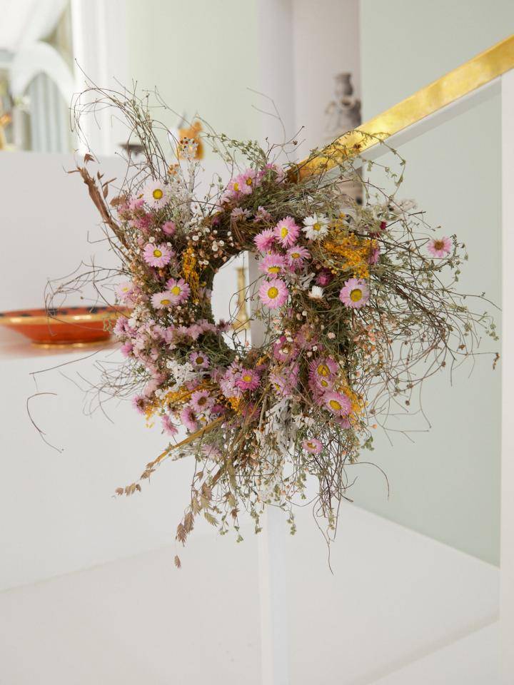 roze geboortekrans met droogbloemen