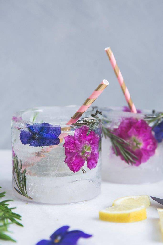 Ijsglazen met bloemen en kruiden