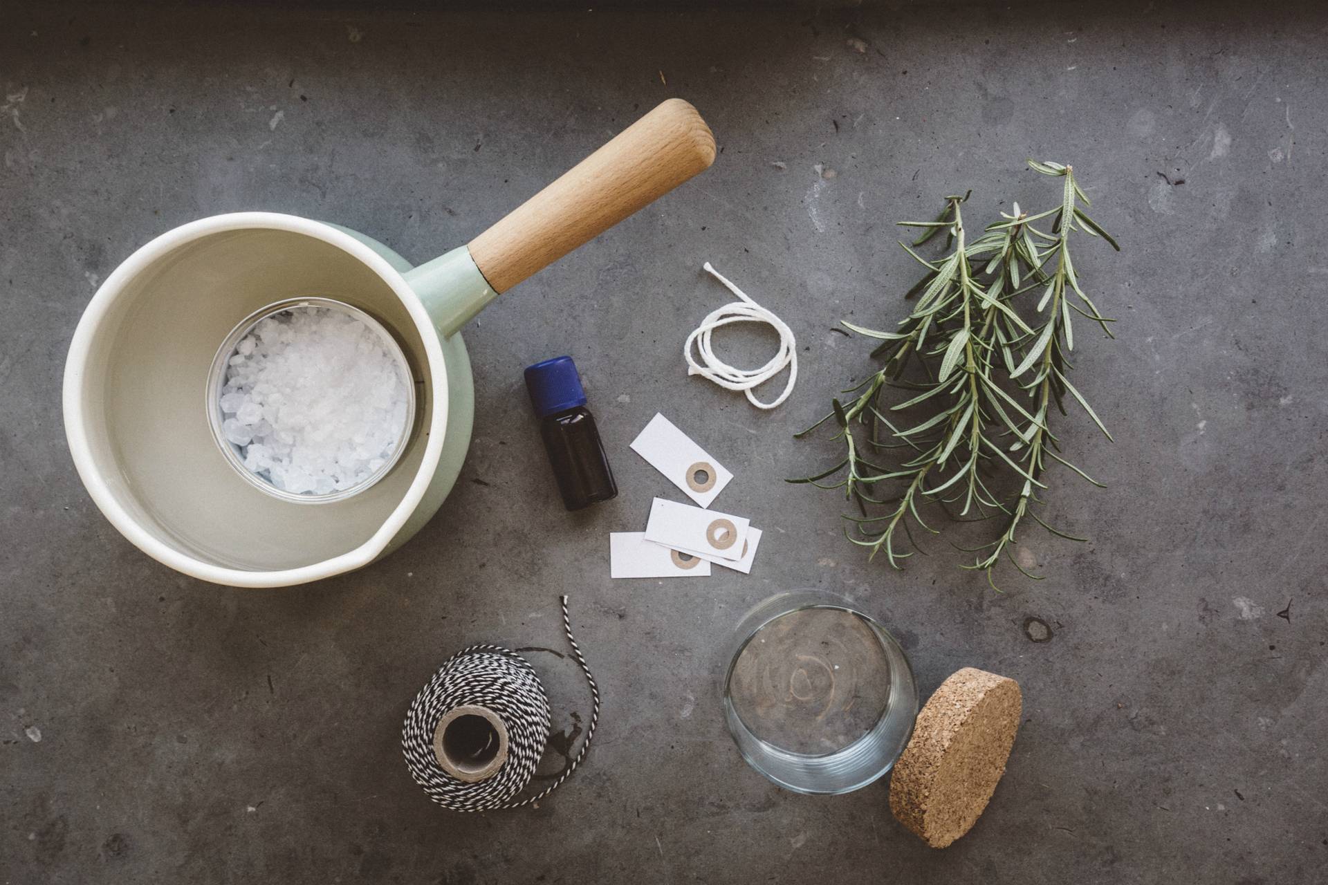 DIY: kaars met rozemarijn Mooiwatplantendoen.nl - f9943166-dddc-4569-993d-13bd11904f3b