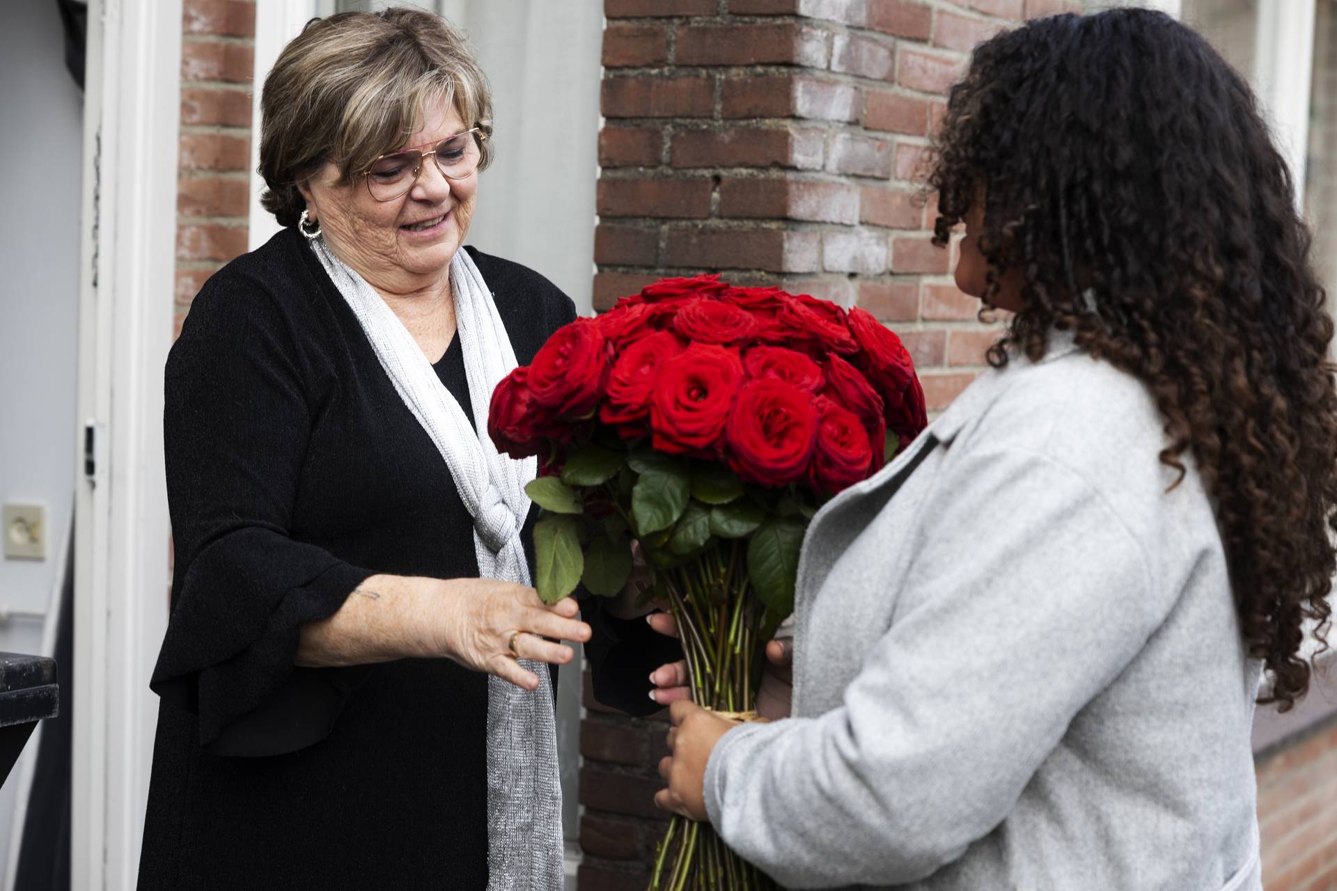 geefmoment boeket rode rozen uit de kas van porta nova