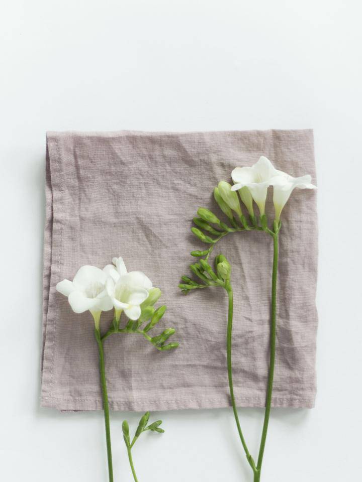 Freesia op linnen servet