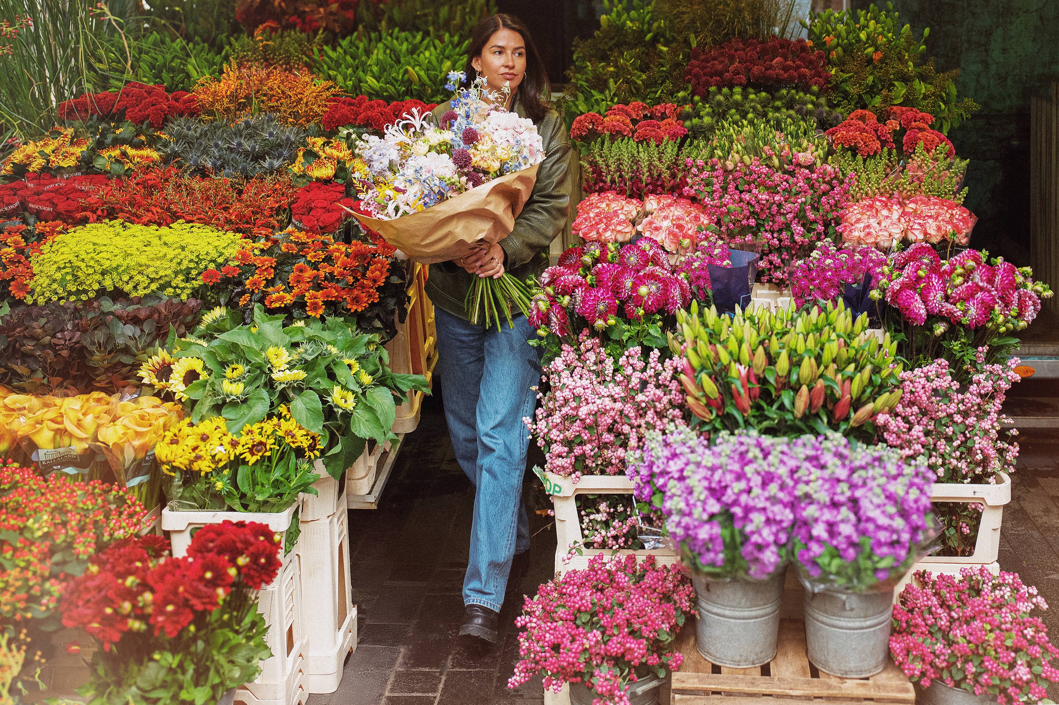 Gifting vrouw koopt bloemen