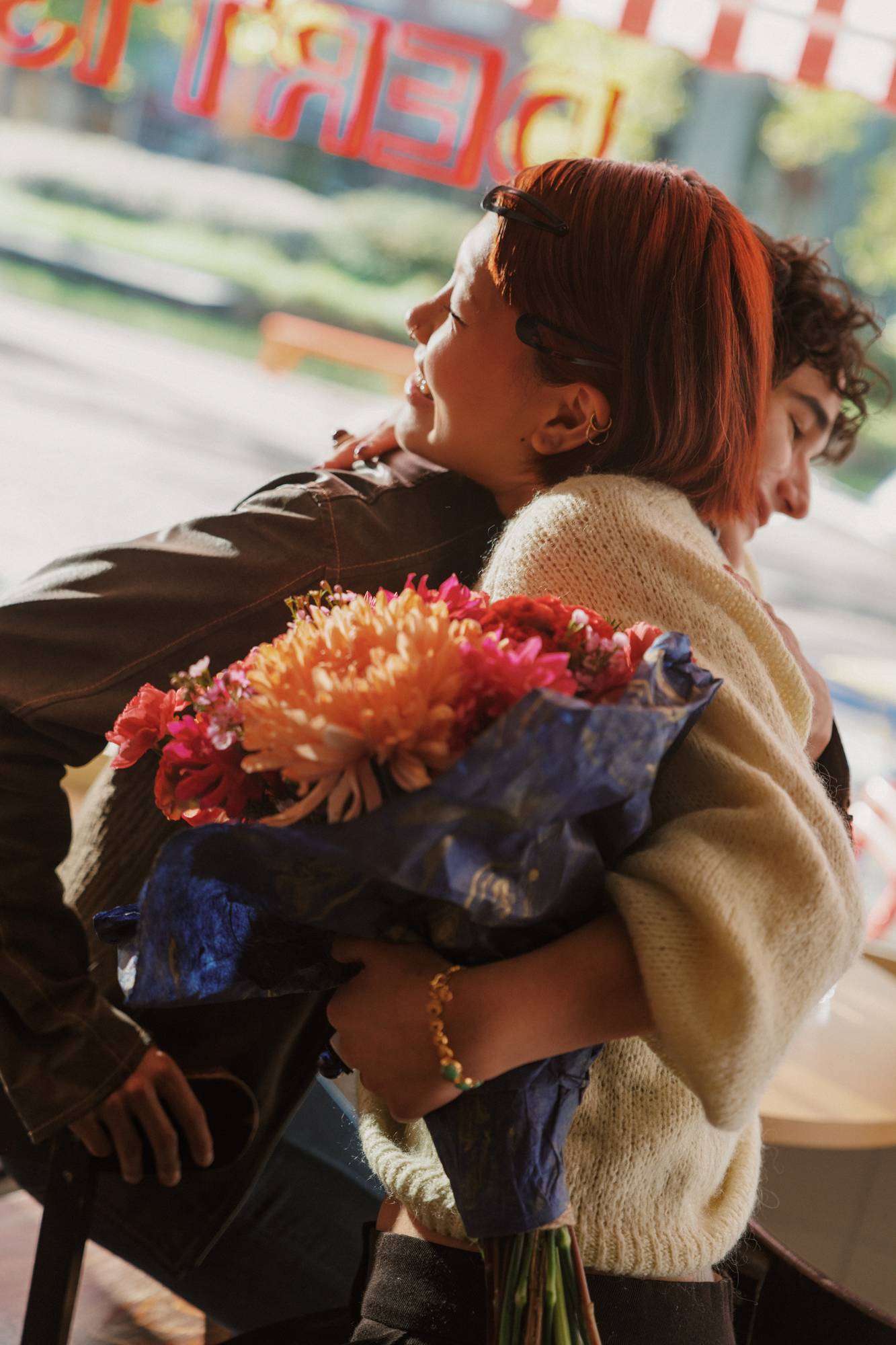 Boeket wordt overhandigd met een omhelzing