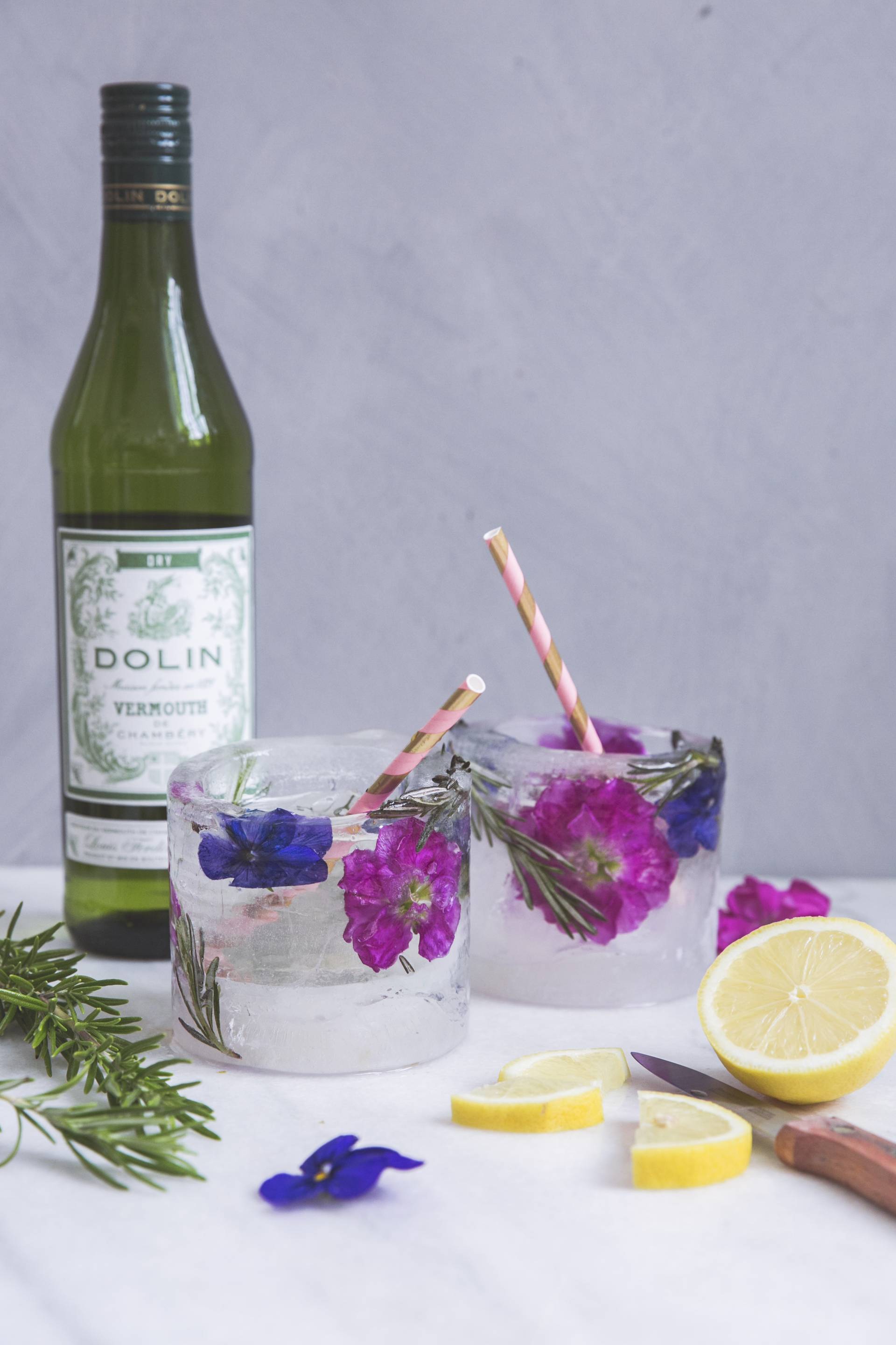 Ijsglazen met bloemen en kruiden